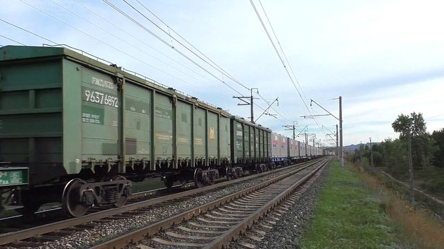 2ЭС6-932 "Синара" с грузовым поездом и приветливой бригадой смотреть онлайн