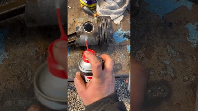 Чистим поршень от нагара, ямз двигатель Акрос 530, нагреваем салярку, кладем поршень на мин 20,посл смотреть онлайн