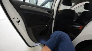 Снятие обшивки задней двери на VW Golf 7