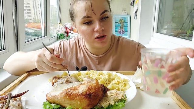 Мукбанг курица гриль, макароны с сыром, листья салата #мукбанг #фудблогер #обжор смотреть онлайн