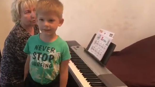 "Жили у бабуси" исполняет Бекшаев Женя 3 года. смотреть онлайн