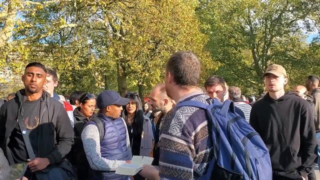Speakers Corner - Bob Gives a Talk - a Muslim Causes Problems By Blowing Smoke In Faces смотреть онлайн