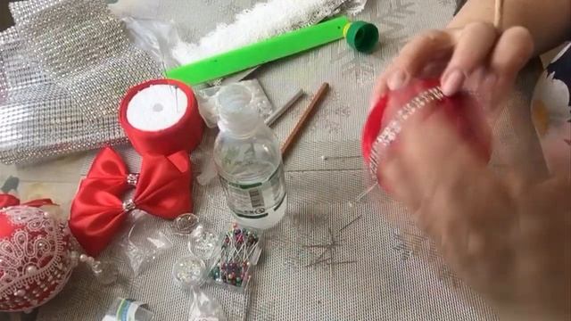 Новогодний шар своими руками с отделкой красным бархатом и белым кружевом смотреть онлайн