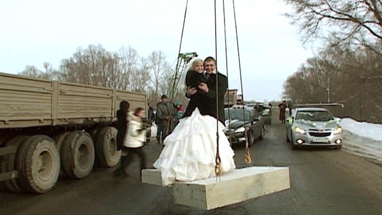 Молодожёнов подняли строительным краном смотреть онлайн
