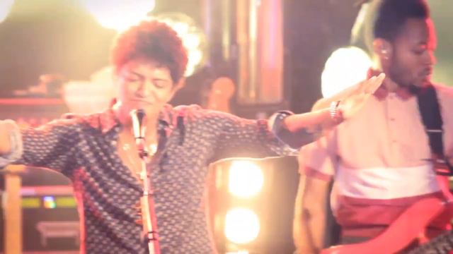 Bruno Mars - Runaway Baby (Live in Paris) смотреть онлайн