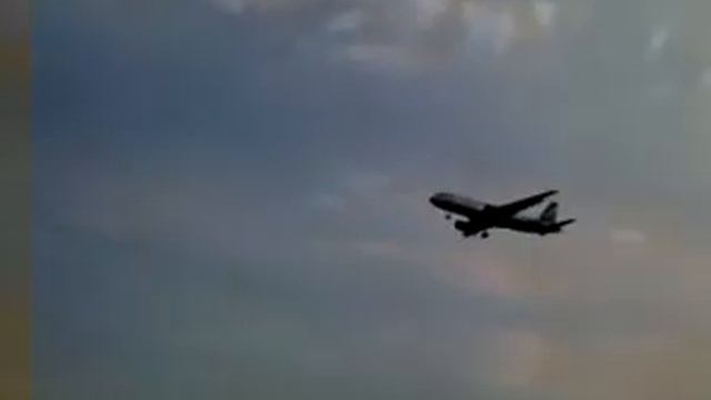приземляющийся самолет на закате смотреть онлайн