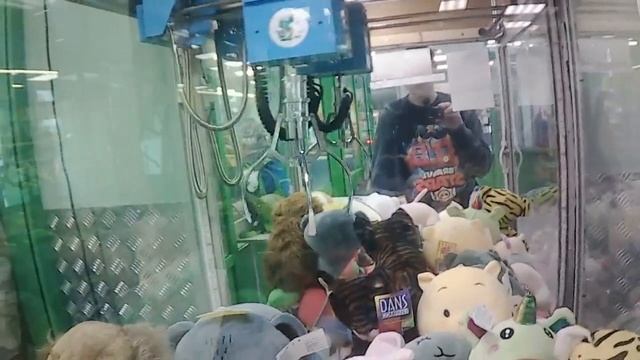 Жадный владелец автомата-хватайки не отдал мне игрушку, которую я выиграл!!! смотреть онлайн