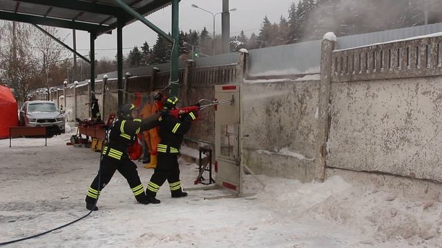 Пожарные напором воды пробивают стальную дверь смотреть онлайн