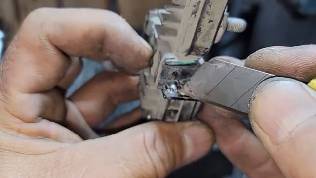 COMO CAMBIAR CARBONES DE REGULADOR DE ALTERNADOR BOSCH JETTA GOLF POINTER... смотреть онлайн