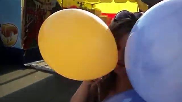 Раздаем детям воздушные шарики смотреть онлайн