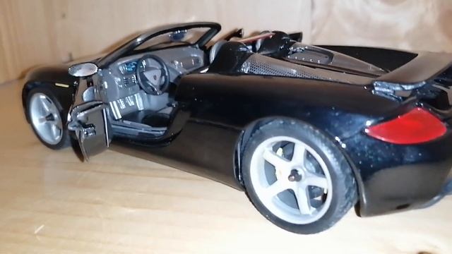 MAISTO PREMIERE EDITION: PORSCHE CARRERA GT color negro a escala 1:18. смотреть онлайн
