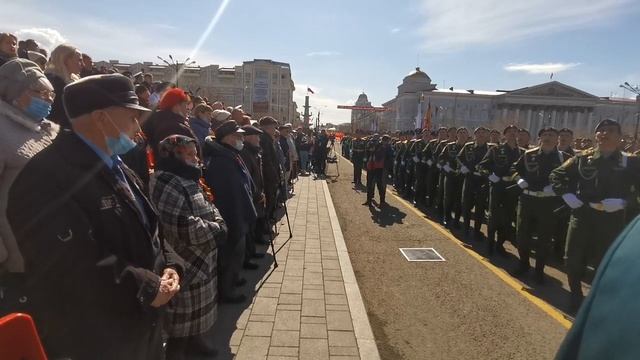 Оркестр завершил парад Победы на площади Ленина в Чите 9 мая смотреть онлайн