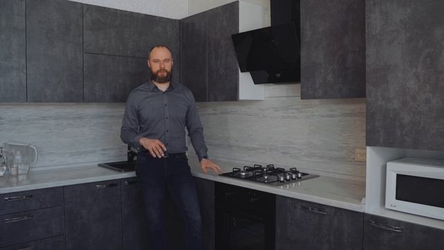 Обзор кухни в частный дом с отзывом. Разбираемся в стыках столешниц. смотреть онлайн