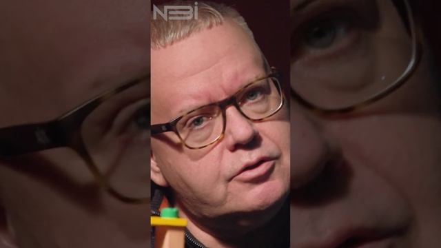 Кто изобрел электрический стул? Томас Эдисон, Альберт Эйнштейн или Леонардо да Винчи? #вреки #short смотреть онлайн