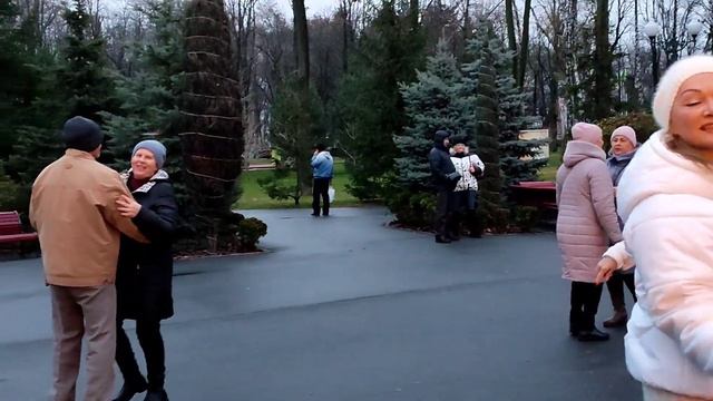 МЫ ВЛЮБЛЕНЫ!???/ТАНЦЫ В ПАРКЕ ГОРЬКОГО ХАРЬКОВ НОЯБРЬ 2021 смотреть онлайн
