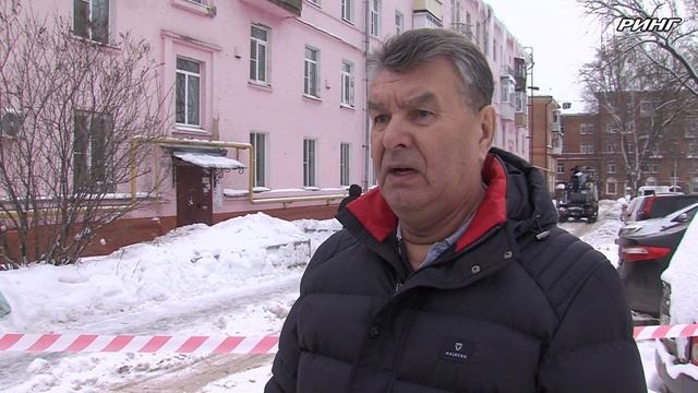 Луховицкие коммунальщики очищают кровли многоквартирных домов от снега и сосулек смотреть онлайн