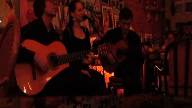 Латиноамериканская и испанская музыканты в Grand Cafe Frida смотреть онлайн
