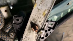 Криво поднимается стекло, выходит за пределы рамки, опускается обратно причина найдена.Мазда 3.