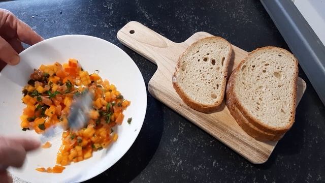 Великолепная брускетта. Яркая, сочная и очень необычная. Это надо попробовать смотреть онлайн