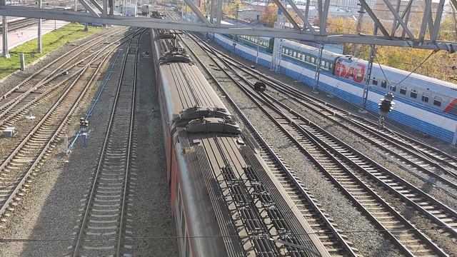 Электропоезд ЭП2Д-0093 отправляется со станции Новосибирск-Главный смотреть онлайн