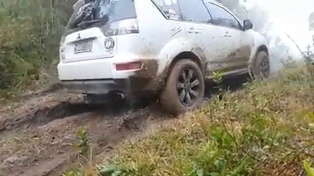 Detalhe tração 4x4 do Mitsubishi Outlander V6 na lama em câmera lenta смотреть онлайн