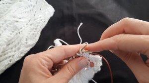 Эффектная круглая кокетка белой кофточки./Вяжем вместе. /Попетельный МК.