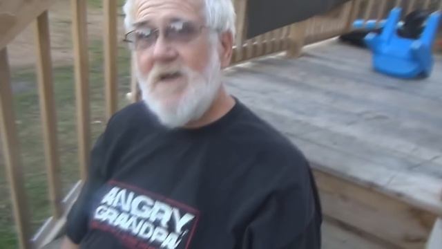 ЗЛОЙ ДЕД ОТВЕЧАЕТ НА 20 ВОПРОСОВ смотреть онлайн