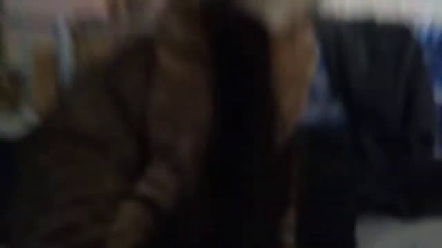 Мама пытается помыть сына но у неё это не получается