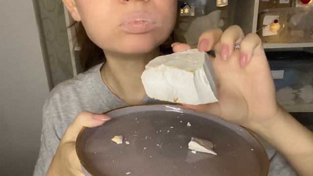 ASMR crunch of wet chalk White Mountain🤤/ мокрый мел Белая Гора❤️🔥#mukbang #asmr #chalkeating смотреть онлайн