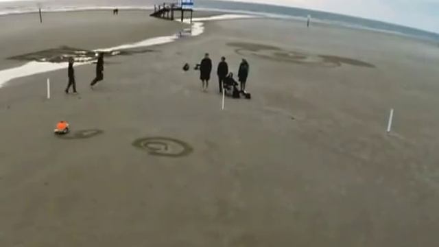 Robot artist draws giant sketch on the beach смотреть онлайн