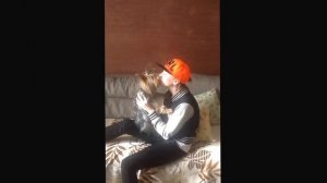 Целуюсь с собакой!!))