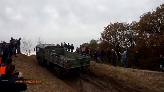 Удивительный ЧЕЛОВЕК КЭТ, Старые грузовики 6х6, пересекающие грязевую реку по бездорожью смотреть онлайн