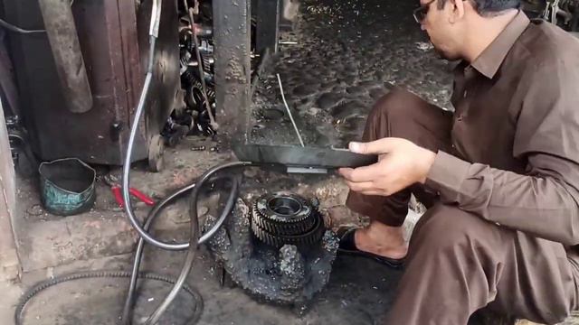 Как отремонтировать еще одну коробку передач старого автобуса Hino. смотреть онлайн