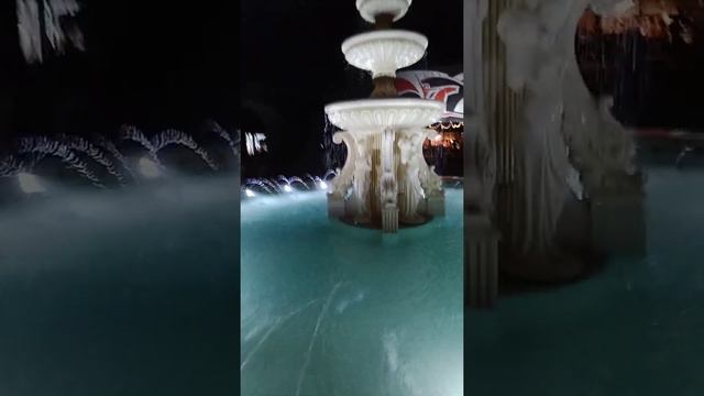 фонтан на набережной махаджиров Сухум Абхазия Апсны 2021 вечер / фонтан на набережной смотреть онлайн