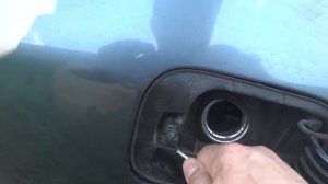 Как отверткой снять лючок бензобака у Октавия А5