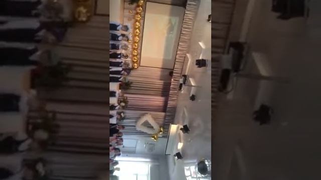 Слыш,вы че такие дерзкие,а... подарок первоклассников выпускникам гимназия 184 смотреть онлайн