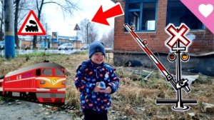 Заброшенный пост дежурного по жд переезду / Поезда грузовые и пассажирские под путепроводом