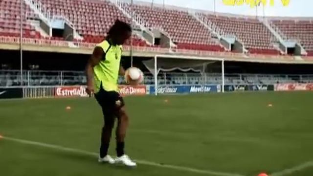 Ronaldinho acertando 4 vezes a bola no travessão смотреть онлайн