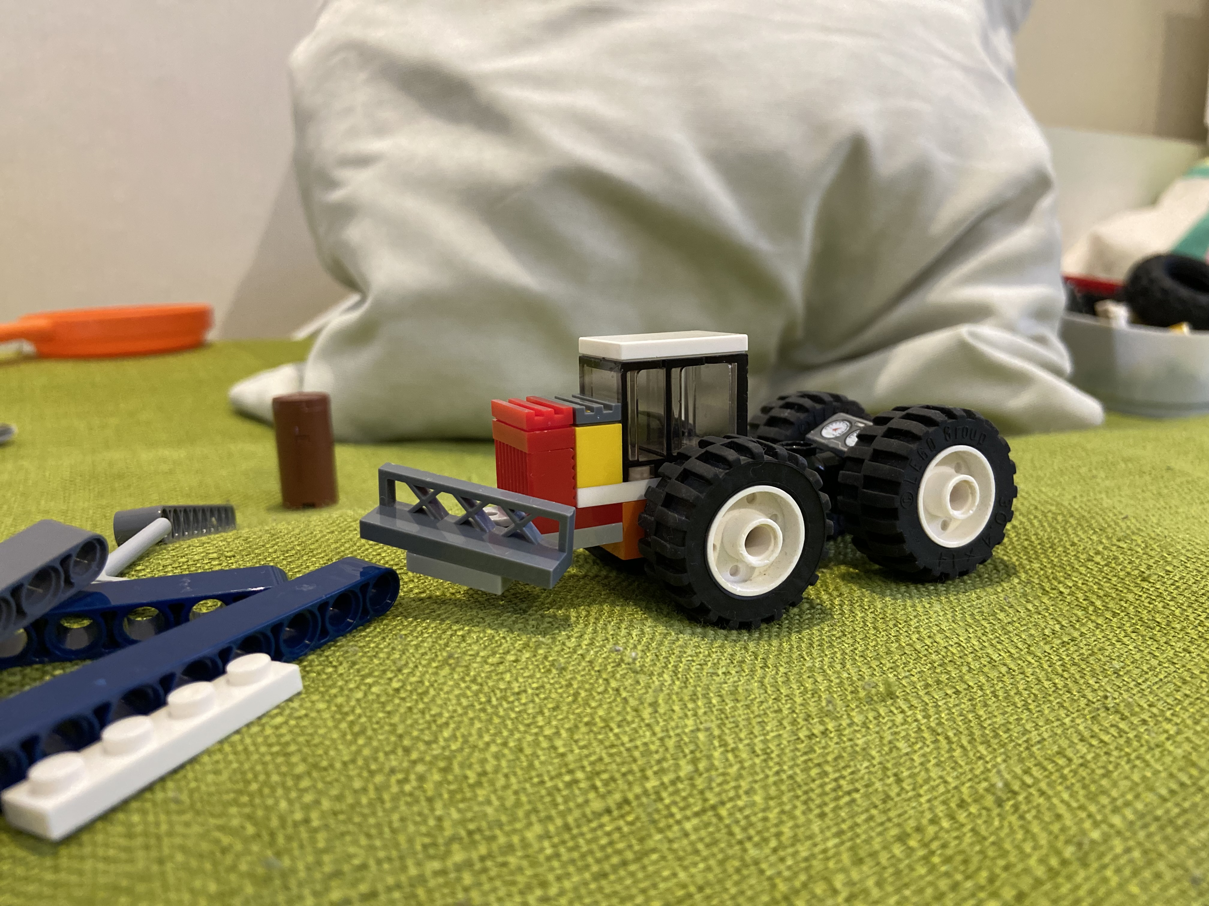 LEGO конструктор собираем трактор Ка-150ух от Егора