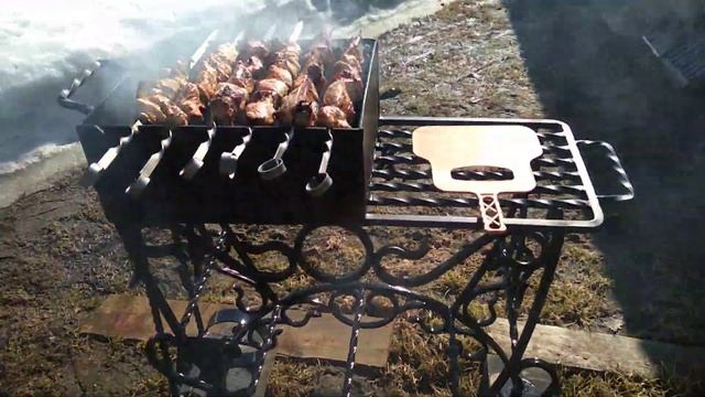 Не большой, но симпатичный мангал, холодная ковка. смотреть онлайн