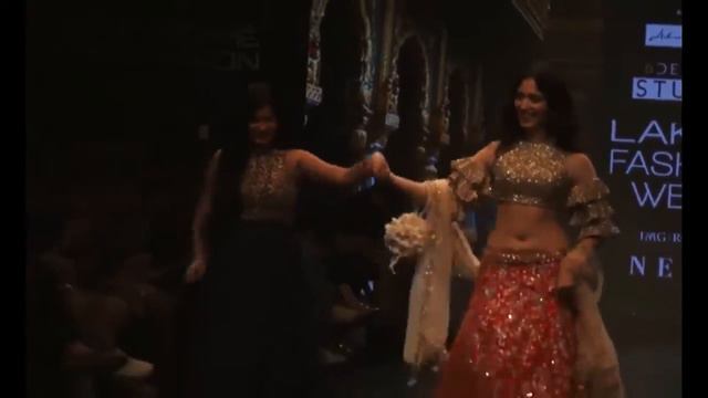 Tamannaah Bhatia Walks The Ramp Gracefully For Designer Ashwini Reddy At Lakmé Fashion Week 2018 смотреть онлайн
