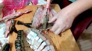 #скумбрия #какнарезатьскумбриюиселедку   Нарезаем скумбрию и селедку,в гостях.