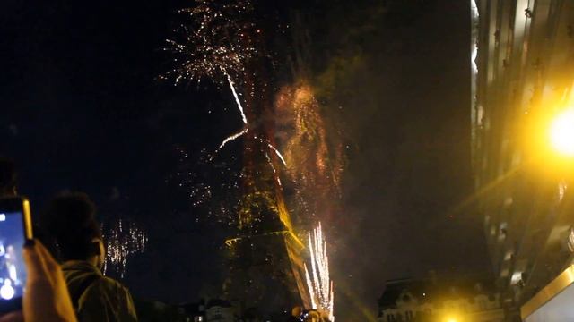 Феерверк на День Взятия Бастилии в Париже смотреть онлайн