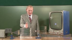 27. Волны и оптика. Куб и призма на пути трехсантиметровой волны.mp4