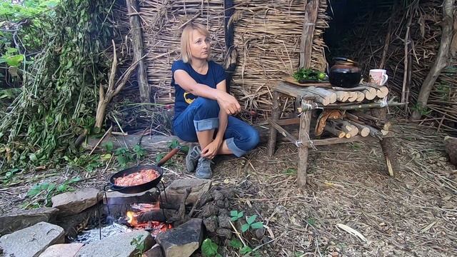 ? Первая ночевка, индейка с луком, танец огня | Хроники Хижины у ручья - 11 — #бушкрафт Гордеевой смотреть онлайн