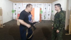 Удар и защита от удара магазином автомата