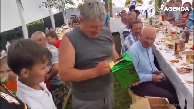 Сын выполнил обещание, данное отцу еще в детстве Невероятно трогательно! смотреть онлайн