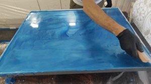 Столешница, покрытая эпоксидной смолой в синих тонах.Набор №9. Обновите свои столешницы.