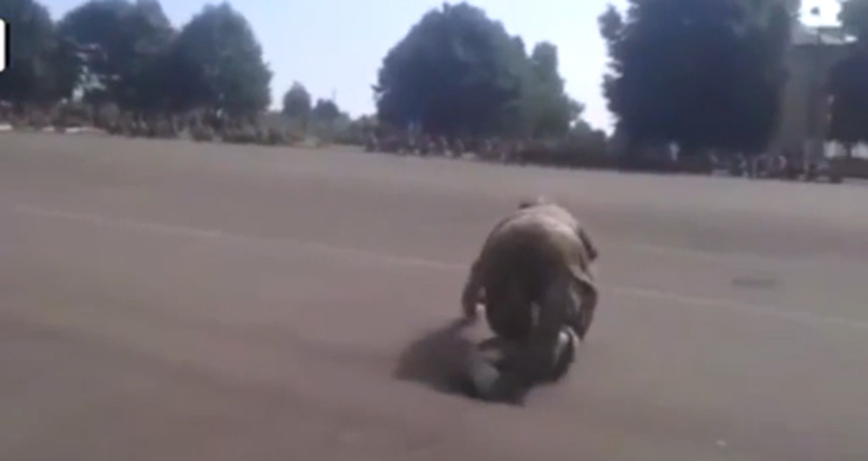 Пьяный каратель ползает по Горловке по-пластунски смотреть онлайн