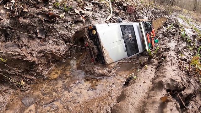 Едут там, где танки вязнут! ... Patrol прет по непролазной грязи ... RC OFFroad 4x4 смотреть онлайн